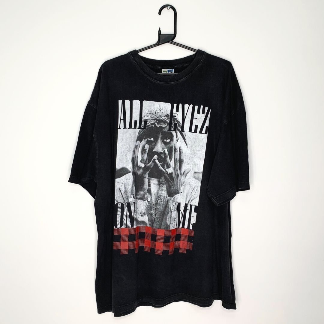 Black "All Eyes On Me" Graphic T - VintageVera