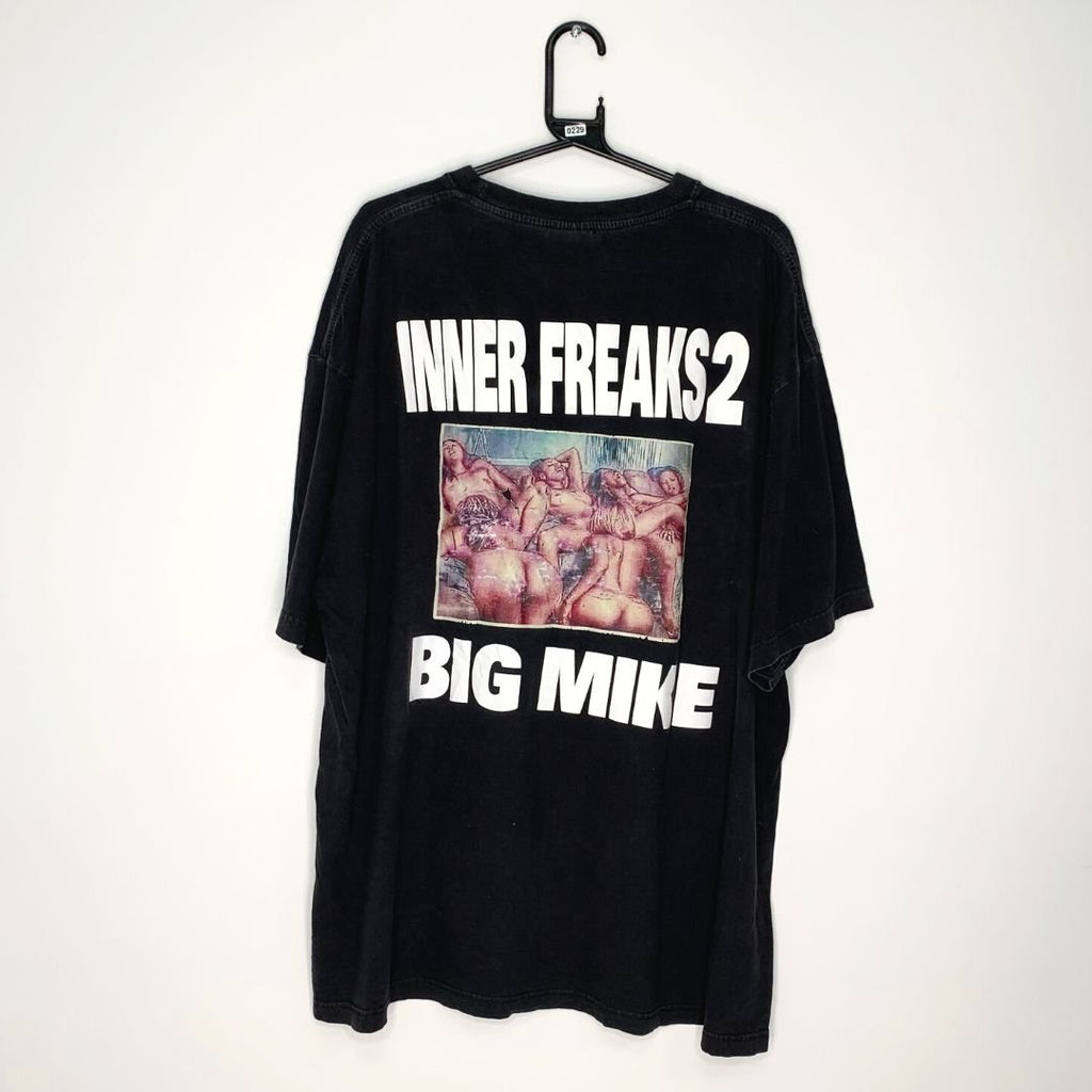 Black "All Eyes On Me" Graphic T - VintageVera